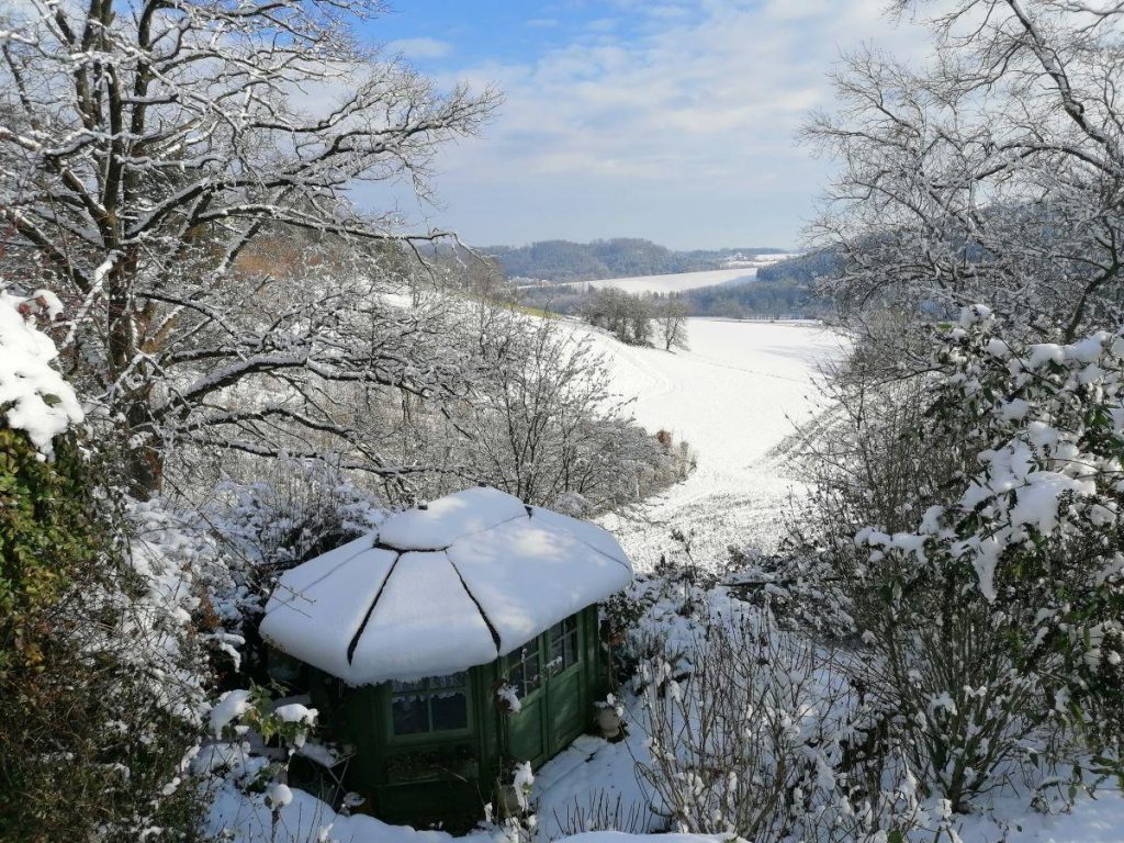 winterliche Ansicht auf grüne Hütte, Weitblick im Garten Patrizia Haslinger