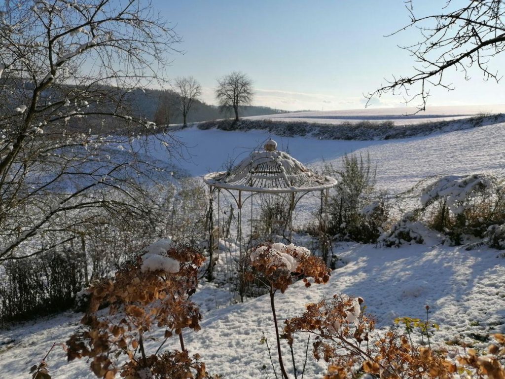 Winterlandschaft, Pavillion im Garten von Patrizia Haslinger, Weitblick