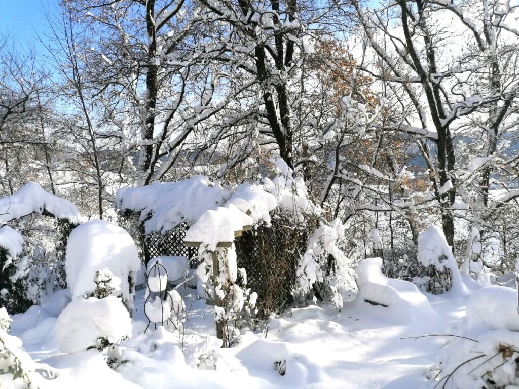 Pergola im Schneekleid