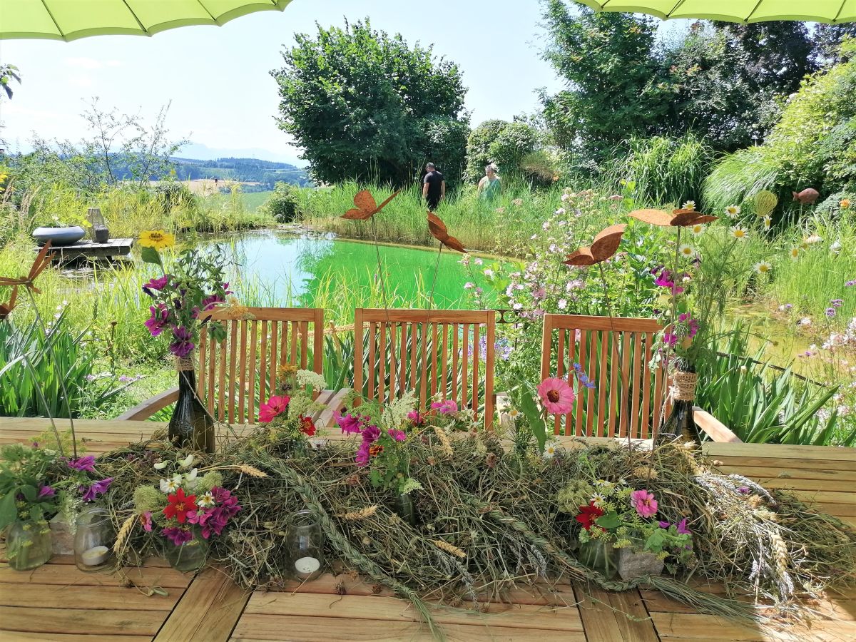 dekorierter Tisch am Naturteich-offene Gartentür-Patrizia Haslinger-Schaugarten in Österreich-Gartenführungen-Die Herzensgärtnerin