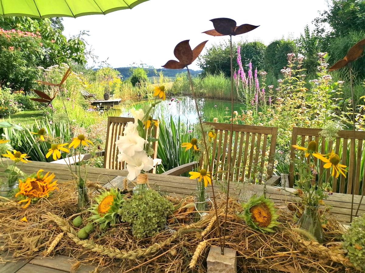 Sommerfest am Gartenteich - natürliche Dekoration von Patrizia Haslinger - Die Herzensgärtnerin - The Heartgardener - Naturgartengestalterin - Naturgartendesign